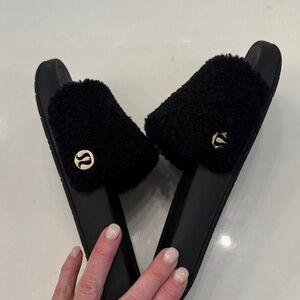 NWOT-Lululemon Fleece Restfeel Slide
